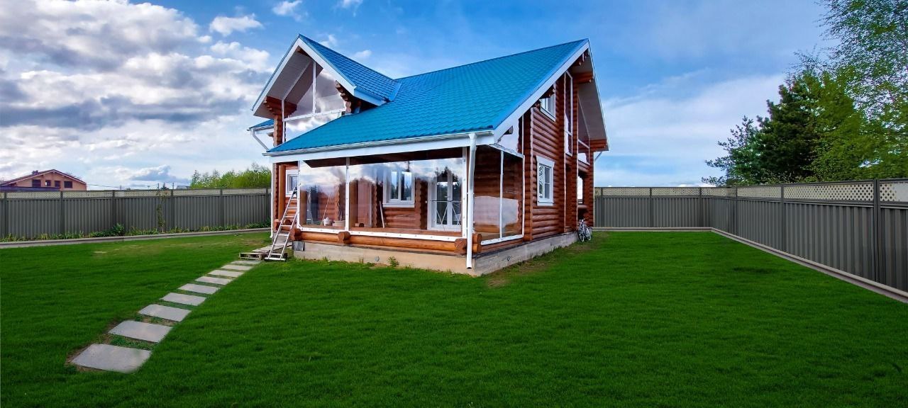 Мягкие окна на веранде загородного дома в Пено